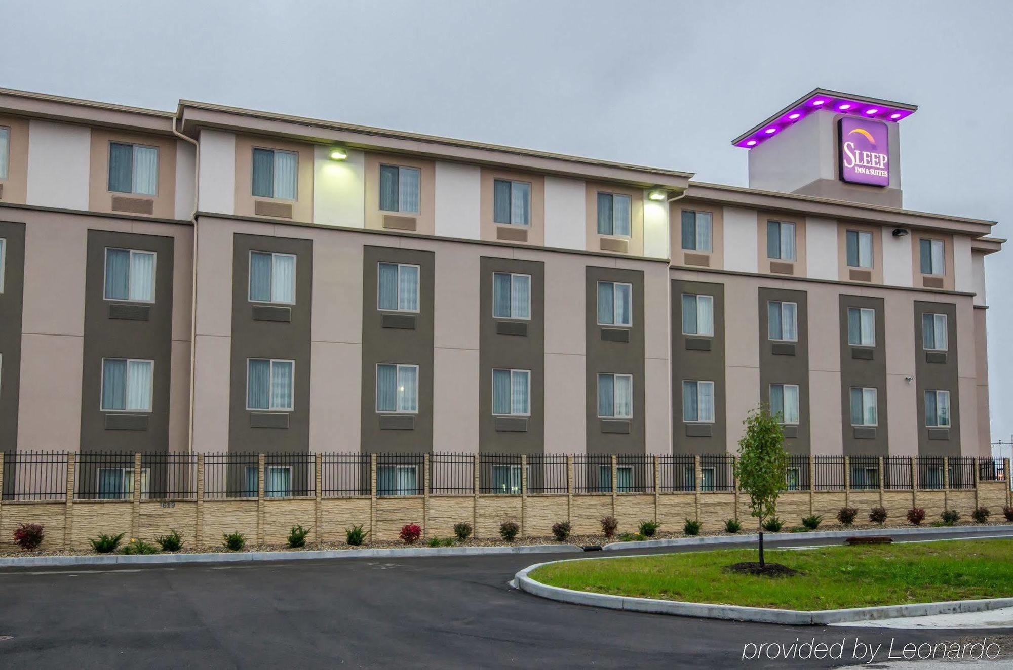 Sleep Inn & Suites And Conference Center Downtown Индианаполис Екстериор снимка